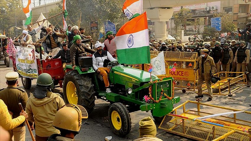 Hindistan'da çiftçilerin yeni tarım yasası protestoları giderek büyüyor