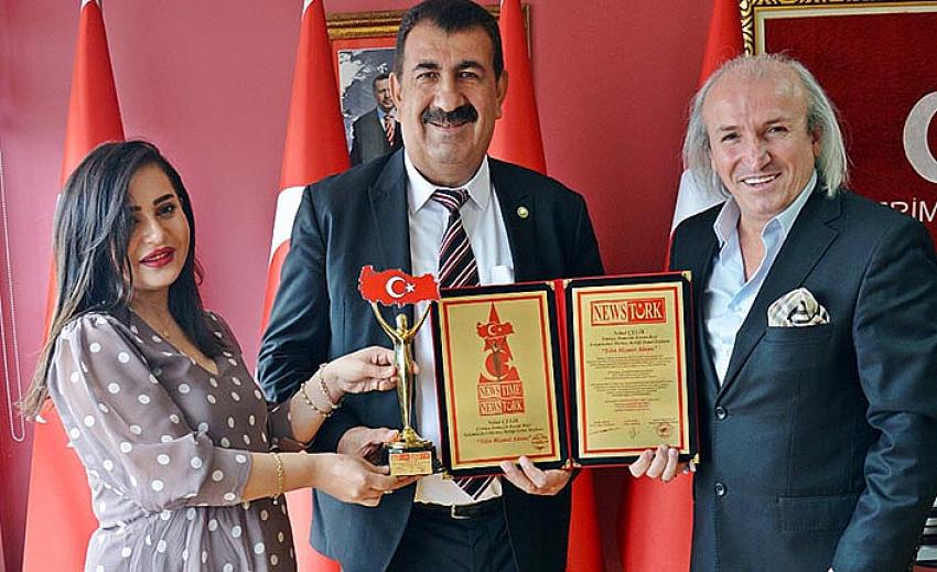 TÜDKİYEB Genel Başkanı Çelik'e Yılın Hizmet Adamı Ödülü